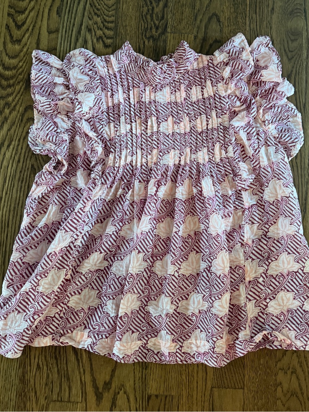 Great Oliphant sleeveless ruffle shirt! Very flowy and so flattering! Size M